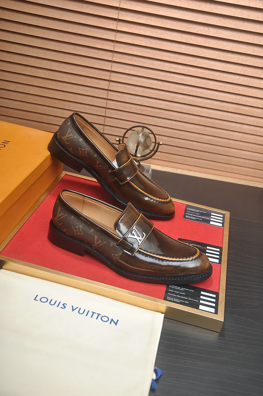 Men's men's shoes 💰460💶 [LV] (original single cowhide lining) 🍀LV's latest genuine leather business suit shoes are launched simultaneously on the official website. The first-layer cowhide imported from Italy is made of heavy gold, 💥1:1 rubber outsole from the official website. Versatile to wear, high-end without losing class, and the color combination is extraordinary. This four-season style is alluring when worn on your feet, showing off your big-name flair. Standard code 38-45 (45 customized)